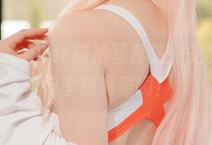 Alina Becker旅拍写真集:光影流转,行李箱真重啊!