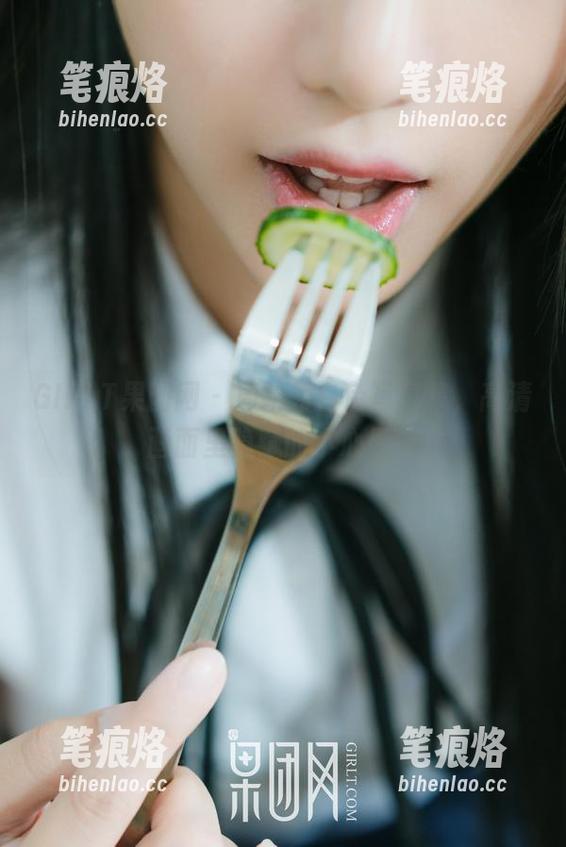 GIRLT果团网 - 周妍希白色写真集，高清画面里隐藏的小心思。