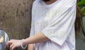 IMiss爱蜜社 – 尝试理解Nono酱的最新图册，连衣裙的每一条线条，都是时间在轻声细语…但我始终没听清。