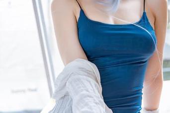 Quan冉有点饿的职业装写真分享，展示优雅之余，偷偷流口水。