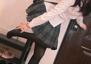 Quan冉有点饿睡衣写真集分享：这裤子真松，但我想换个小吃。