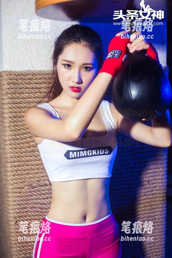 TouTiao头条女神 - 我问杨漫妮baby：“定制泳衣会不会传说中的GET？”，她说：“写真才是我们的战斗操作”