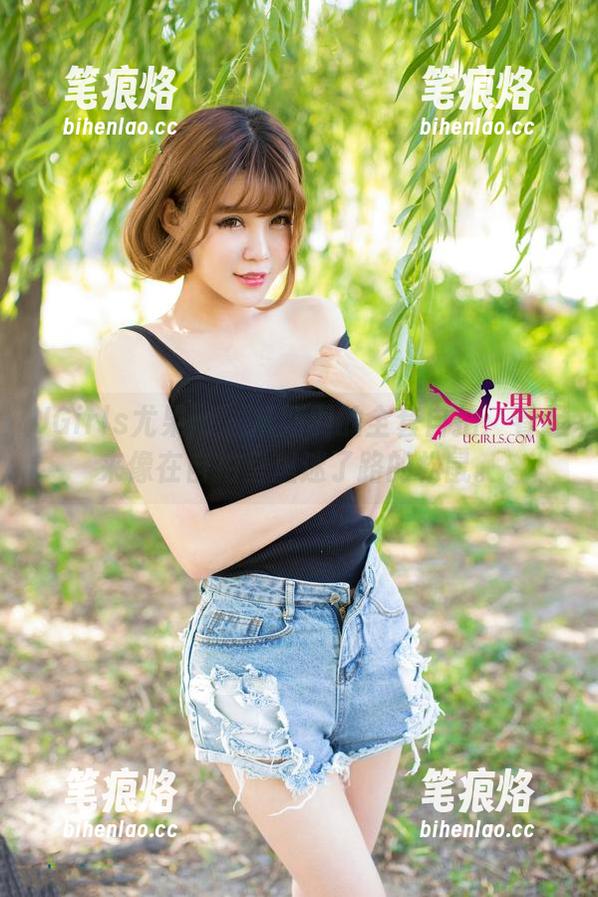 UGirls尤果网 - 黛斯羽的全套自拍：看起来像在自拍室里迷了路的松鼠。