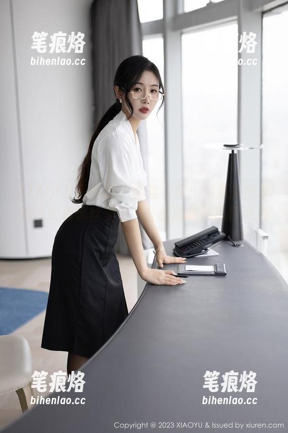 XIAOYU语画界 - 图库一览：何嘉颖的半透内衣和黑丝美腿，分享的时候我怦然心动！
