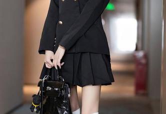 XIAOYU语画界 – 定制内衣的画风，徐莉芝的这组图片，着实让我捉摸不透，但有种撩人意味啊。