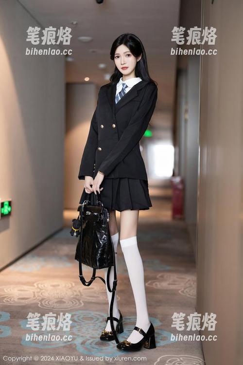 XIAOYU语画界 - 定制内衣的画风，徐莉芝的这组图片，着实让我捉摸不透，但有种撩人意味啊。