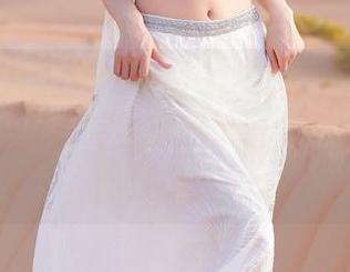 Xiuren秀人网 – 看MODEL伊若在写真里摆姿势，那腿完全撑起了整个画面，福利爆棚。