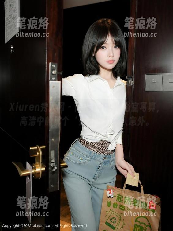 Xiuren秀人网 - 雨儿1494的浴室写真，高清中的那个‘妩媚’真让人意外。