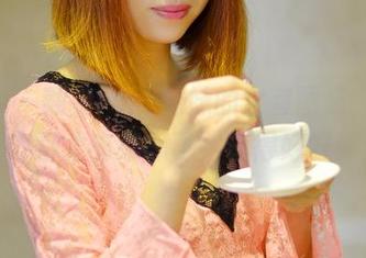 pans – 翻看roro妹妹的全套图集，场景和妆容都太有意思了，值得好好琢磨。