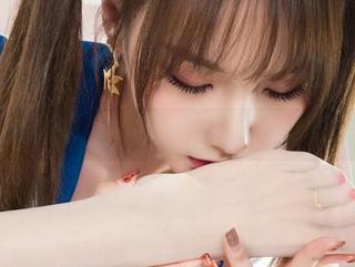 丽柜 – 不得不看！宝宝的最新写真，玉趾青春让人想多了。