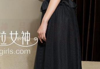 克拉女神 – 吕佳的空姐姿态——原图是个高冷美人、套图就开始欢快蹦跶了。