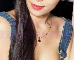 克拉女神 – 瑞莎的原图，眼镜框着的眼神里藏着几分俏皮和温柔。