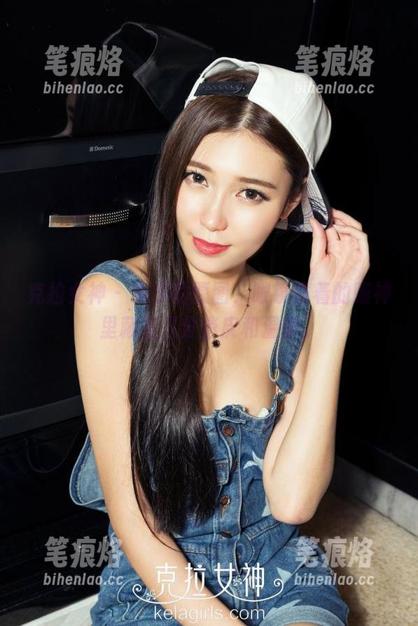 克拉女神 - 瑞莎的原图，眼镜框着的眼神里藏着几分俏皮和温柔。