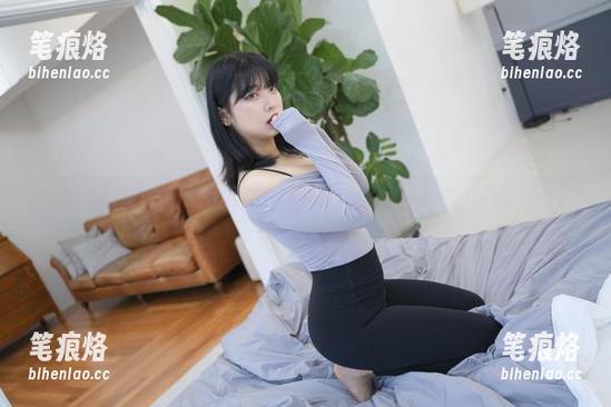 福利到，宋哈娜的皮衣图片里藏着点不一样的味道。