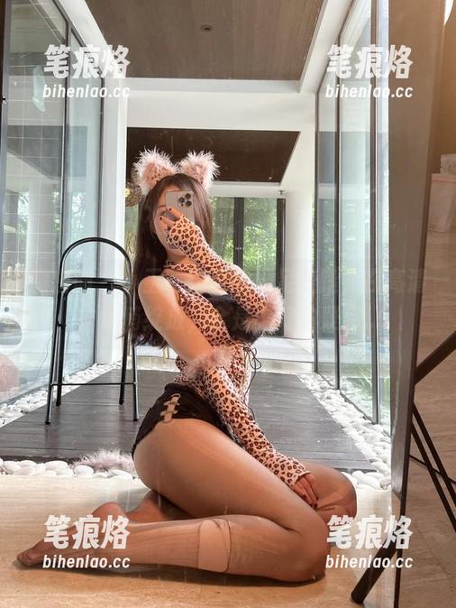 微密圈 - 小玉吃果冻的玉足美腿，在高清中悄悄绽放，全是美好的疑惑...