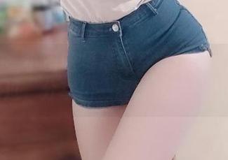 微密圈 – 小玉吃果冻的写真：裤里丝轻轻拂过，分享出一丝暧昧的妙趣。