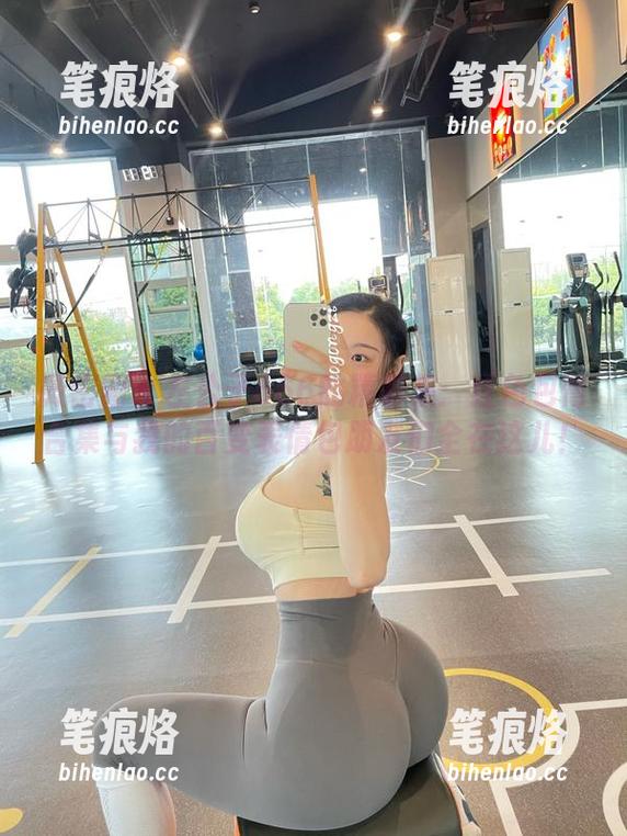 微密圈 - 左公子666的精彩集：红色包臀合集与我的百变表情包朋友们全在这儿！