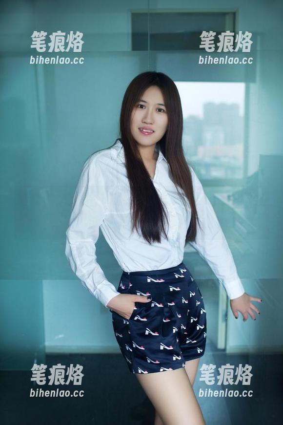 推女郎 - 原图揭晓：泳池里的Lina，这游泳姿态果然不赖！