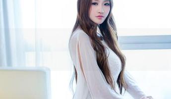 推女郎 – 从未见过如此搭配，土豆姐的短裤图包带着一丝不羁的魅力…