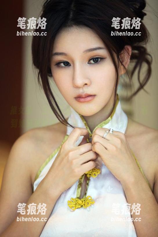 推女郎 - 王李丹尼的最新写真集上线，看到妹妹那对迷人眼神，内心小鹿乱撞啊。