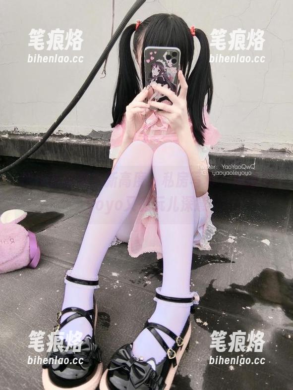 把作业服穿出新高度，私房写真，摇摇乐yoyo又在玩儿深意