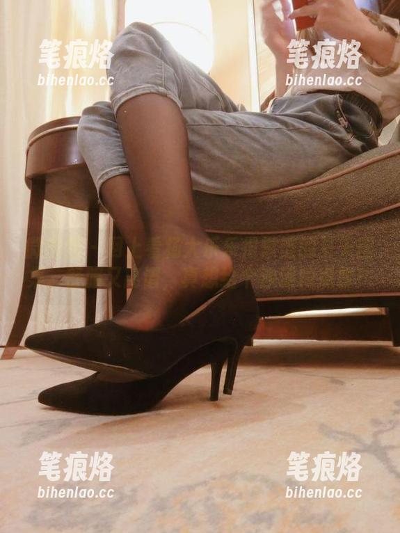 微密圈 - 网上看杨大乐乐很靠谱的夏天图集，舒服又离谱，真想给个沙滩椅点赞！