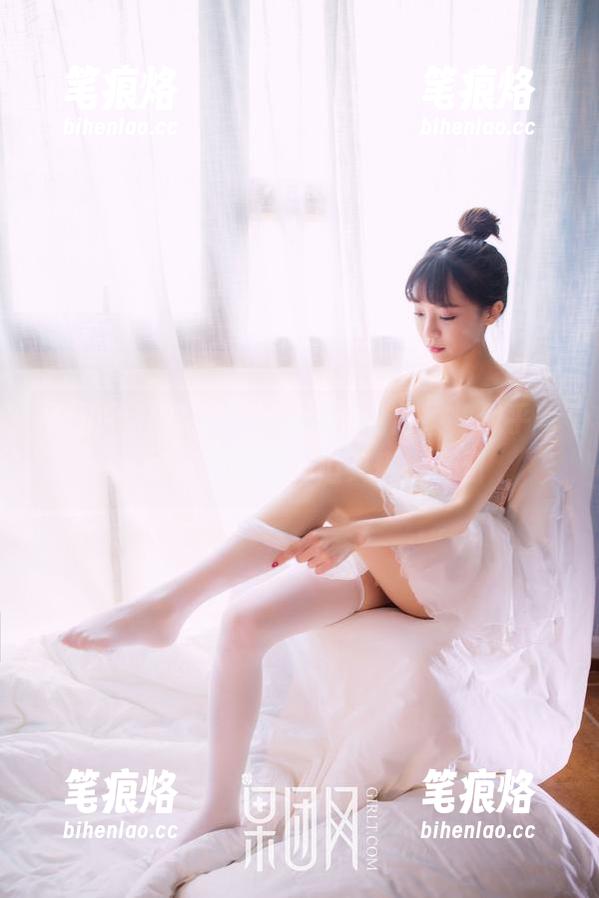果团网 - 细看周妍希的清纯合集，似乎每一帧都在低语，但又懒得开口