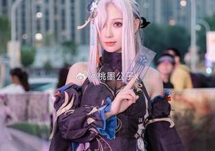 瞅瞅桃墨公子的最新图包，女仆跟我想象的有点区别，哈哈。
