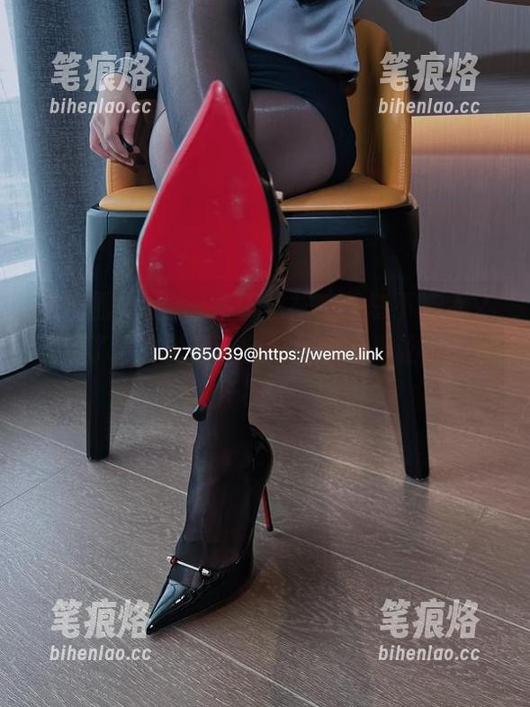 微密圈 - 皮衣+吊带丝袜，楚楚不吃鱼又升华了，图片里这些角度实在是让人挪不开视线。