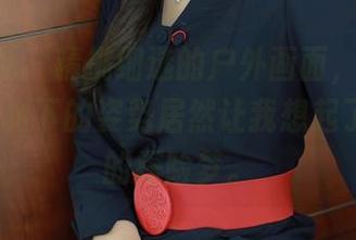 模范学院 – 精挑细选的户外画面，艾莉Evelyn在树下的姿势居然让我想起了小时候的探险梦。