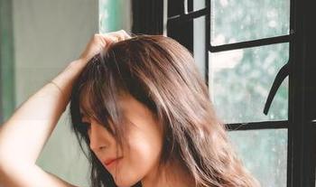 樱晚gigi的美脚：原图拼图，好眼力真不如一锁定。
