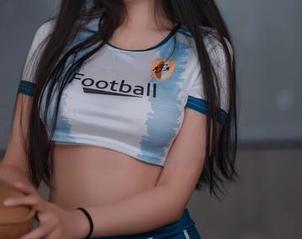 快来查看！海克斯科技小蛋糕又带来了苗疆少女的最新图片更新，直击内心。