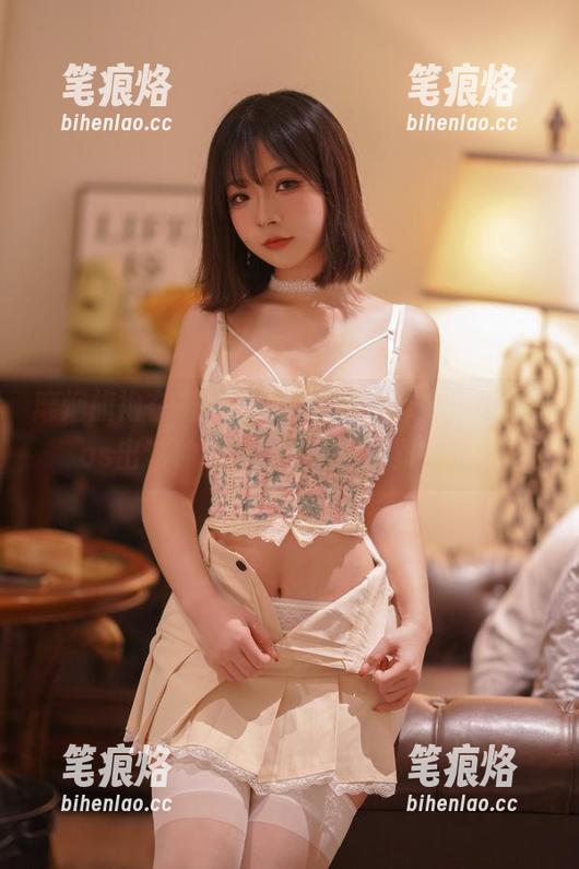 玉汇yuuhui 靡烟旗袍在玉汇yuuhui的演绎中,居然cos出这种意境...营造得恰到好处。