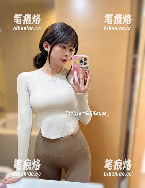 听说眼酱大魔王w的私拍又来了，这次黑丝和猫耳都在。