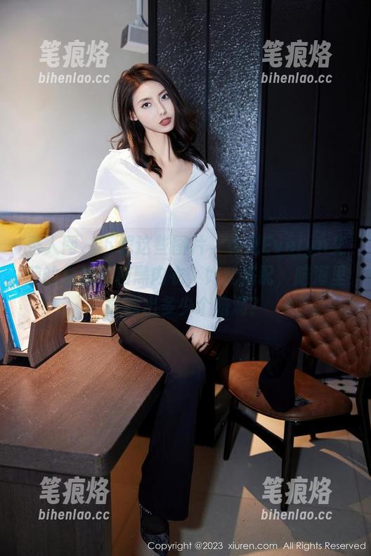 秀人网 - 下载这些图片，看见Evelyn艾莉的白衬衫和黑内衣，如此搭配，脑海里能翻出多少个脑洞？