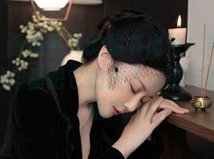 秀人网 – 看似平凡的秘书岗位，黄可Christine用作品把它扔进了细腻与暧昧的漩涡中