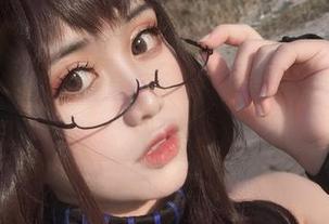 芊川一笑MNK最新黑色特辑：不怕黑，就怕不笑！