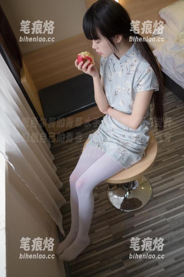 看吧西尔酱的青草水手服全集，不自觉开始幻想自己的青春，想下载又怕没勇气穿出门。