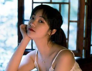 轰趴猫 – Ellie艾栗栗的清纯套图分享，怎么说呢，就像春天里的绽放，悄然绚烂。