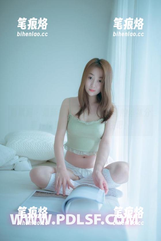 轰趴猫 - 最新福利来啦！艾小青的丝袜分享，快来被她的美腿迷住吧！