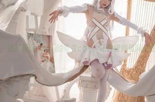 不可思议，铁打萌萌_moi的毛衣cos，让我觉得连风都变得柔软。