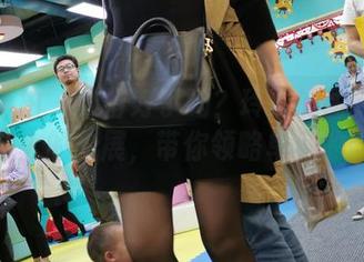 魔镜街拍 – 准备好了吗？玲玲的图集来啦，一个人的车展，带你领略单身的哲学。
