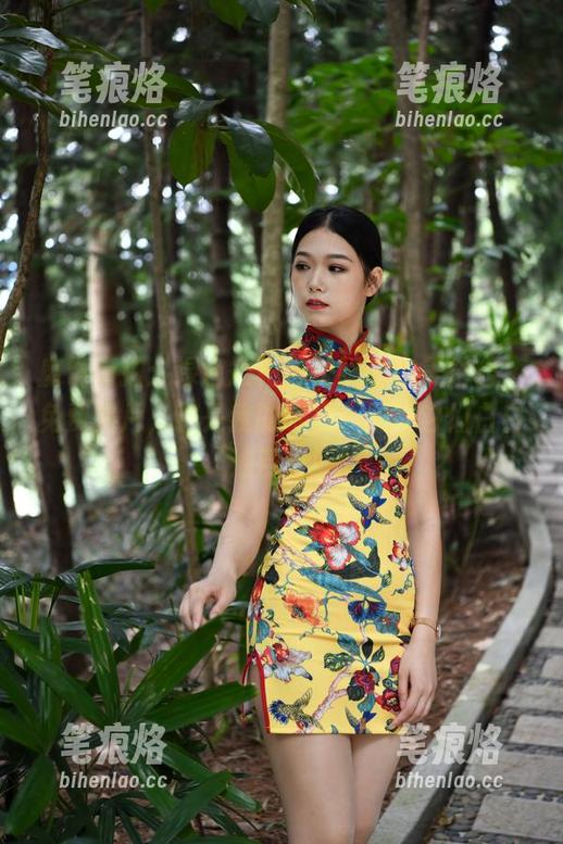 魔镜街拍：绿色短裙与长腿的完美结合，免费照片，都是我的眼福，别让它们白白浪费吧！
