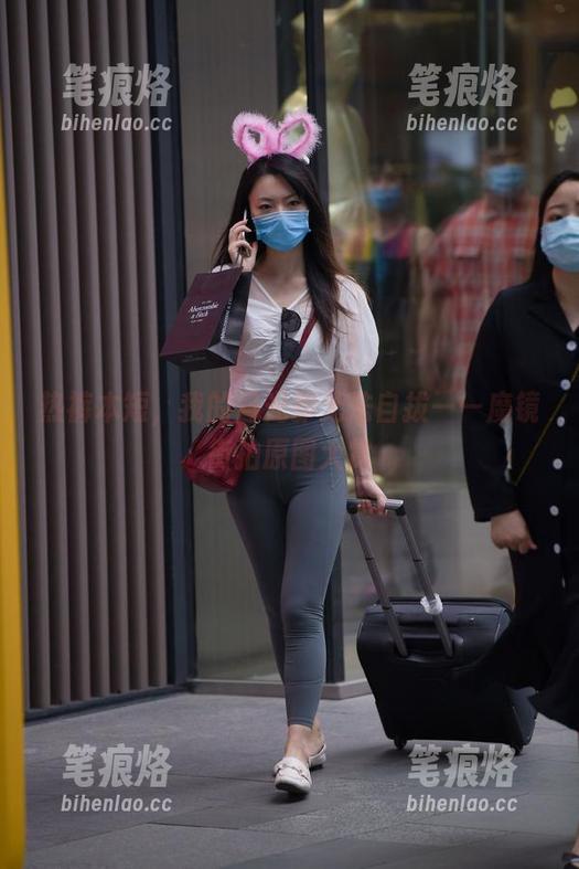 热裤本短，我的目光却无法自拔——魔镜街拍原图大赏